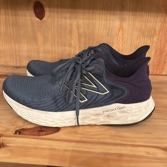 Men’s size 11.5 New Balance fresh foam 1080 navy with gold trim - Picture 3 of 4